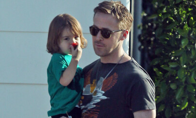 EXCLUSIVE: Ryan Gosling steps out for a playdate with daughter Esmeralda ahead of the 4th of July holiday. The La La Land actor was patriotically sporting a bald eagle fighter jet shirt. The daddy daughter duo met up with friends for a noon outing.
Pictured: Ryan Gosling, Esmeralda
Ref: SPL1531660 020717 EXCLUSIVE
Picture by: enigmaphoto/ Splash News
Splash News and Pictures
Los Angeles: 310-821-2666
New York: 212-619-2666
London: 870-934-2666
photodesk@splashnews.com